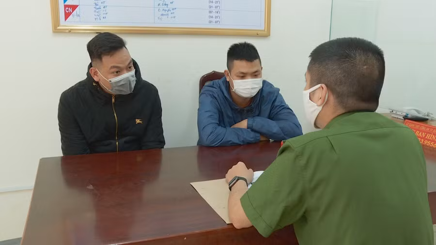 Công an lấy lời khai của 2 đối tượng cầm đầu đường dây cá độ (ảnh: CACC).