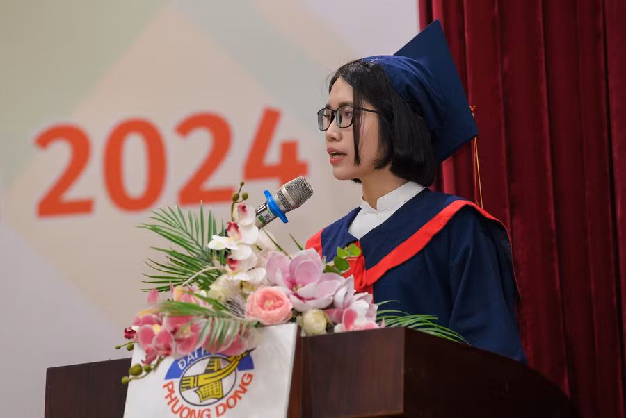 Tân cử nhân Nguyễn Bích Ngọc - UV BCH đoàn trường, Chủ tịch Hội Sinh viên trường – Sinh viên tốt nghiệp loại Giỏi – Sinh viên hoạt động phong trào xuất sắc toàn khoá học phát biểu tại buổi lễ.