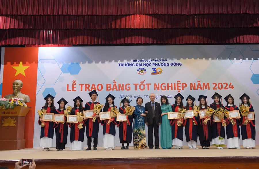 Các bạn sinh viên nhận bằng khen của nhà trường vì đã có thành tích loại Giỏi.
