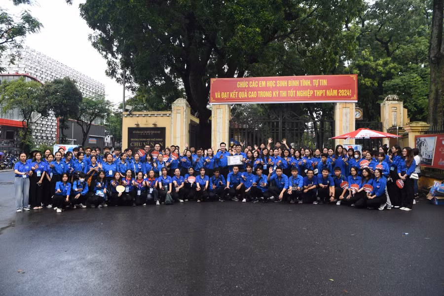 Các đội hình tiếp sức mùa thi đều kịp thời hỗ trợ thí sinh trong các trường hợp phát sinh khẩn cấp như chở thí sinh về đúng điểm thi, quên giấy tờ, không có phương tiện đi lại.