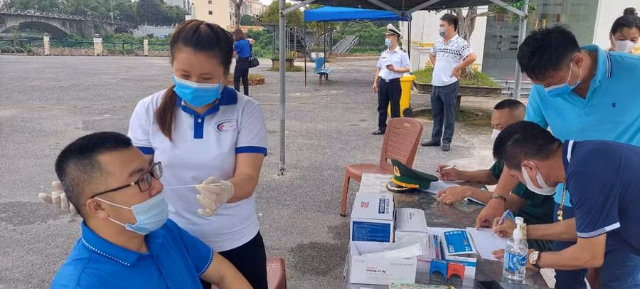 Toàn bộ người vào khu vực Cửa khẩu Ka Long đều phải xét nghiệm Covid-19.