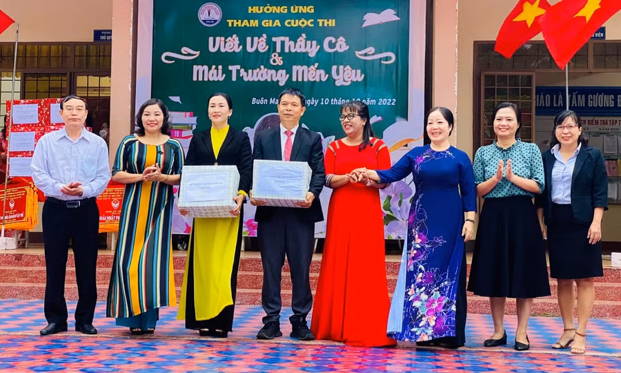 Ban tổ chức trao tặng 50 đầu sách cho Trường THPT Lê Quý Đôn.