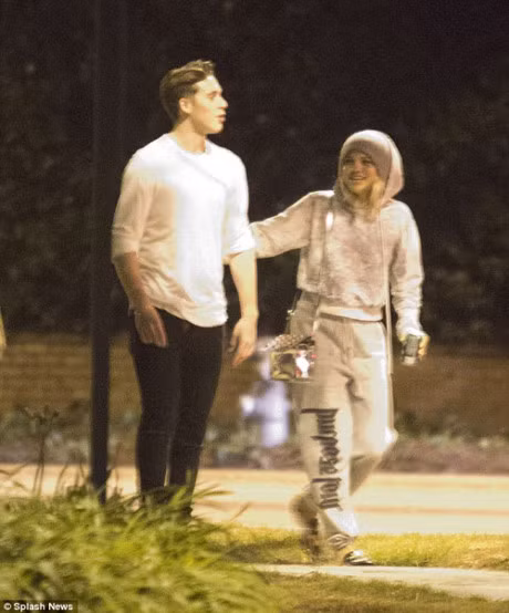Choang voi ve ngoai cua co gai 18 tuoi hen ho con trai Beckham trong dem - Anh 1