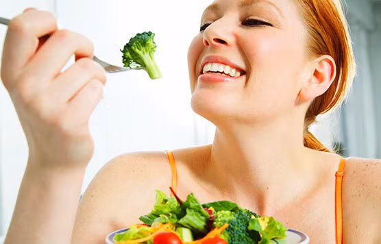Bổ sung vitamin từ thực phẩm như rau xanh, hoa quả tươi để duy trì cơ thể ở tình trạng khỏe mạnh nhất