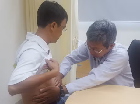 Dau hieu viem tuy nam gioi uong nhieu ruou bia can biet - Anh 1