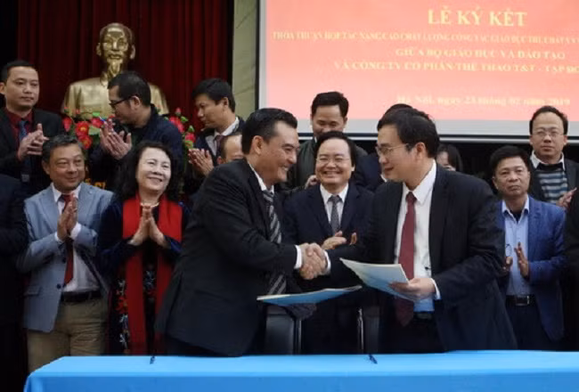 Ông Nguyễn Quốc Hội – Chủ tịch HĐQT, Tổng giám đốc Công ty CP Thể Thao T&T và ông Ngũ Duy Anh - Vụ trưởng Vụ GD thể chất (Bộ GD&ĐT) ký kết thỏa thuận hợp tác dưới dự chứng kiến của Bộ trưởng Phùng Xuân Nhạ, Thứ trưởng Nguyễn Thị Nghĩa và các đại biểu dự Hội nghi “Nâng cao chất lượng giáo dục thể chất và thể thao trường học ngành Giáo dục". Ảnh: Thanh Tùng