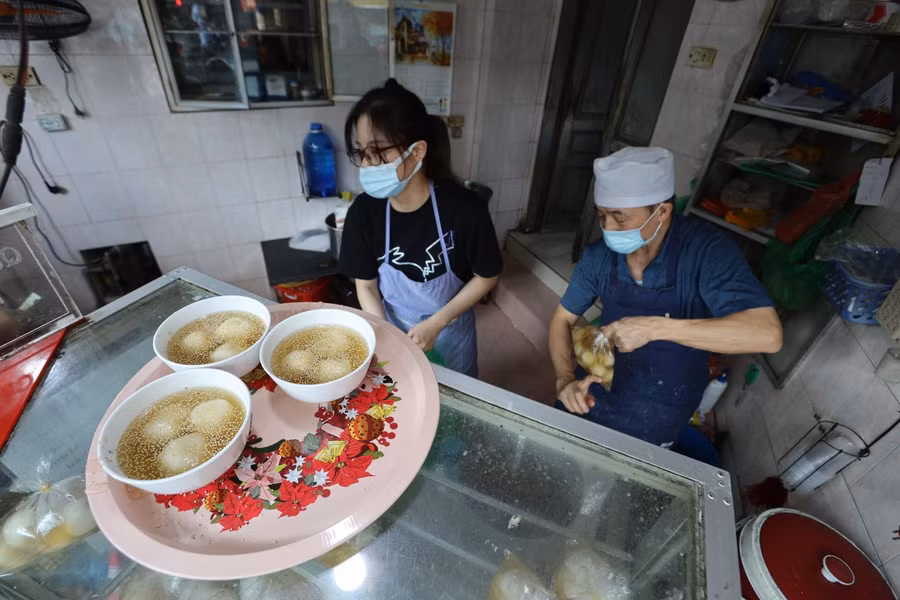 Bánh trôi 15.000 đồng/đĩa, còn bánh chay 20.000 đồng/bát 3 viên bánh.
