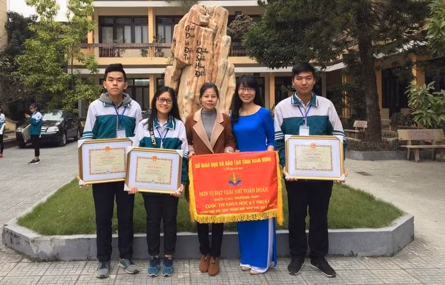 Cô Nguyễn Thu Hiền (áo xanh) và cô Trần Thị Mai - Hiệu trưởng Trường THPT Trần Hưng Đạo, và các học sinh được khen thưởng của Sở GD&amp;ĐT