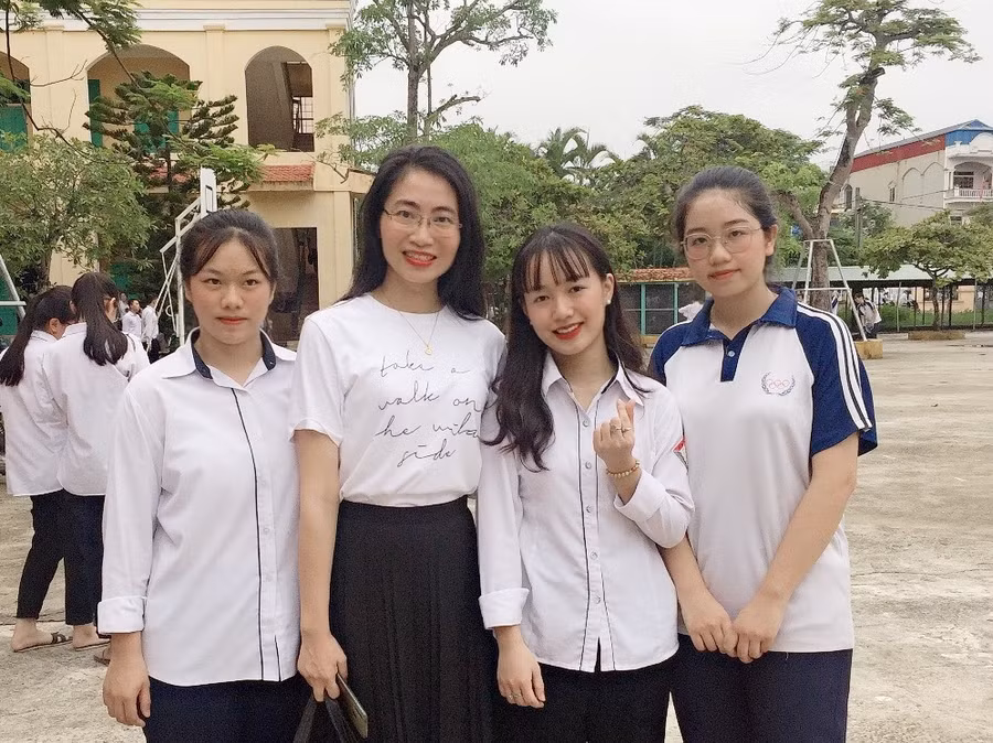 Ở lớp học là cô giáo, ngoài sân trường cô giáo lại là bạn của những học sinh mình hết lòng yêu thương.