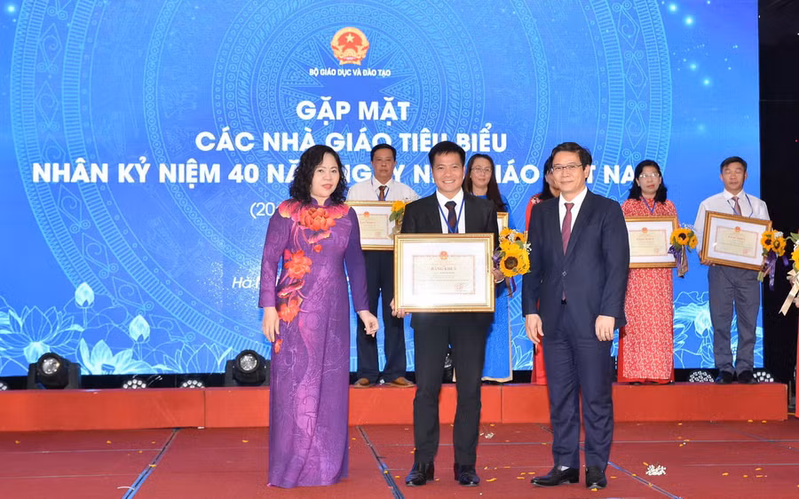 Nhân kỷ niệm 40 năm ngày Nhà giáo Việt Nam (20/11/2022), thầy Mạnh được Bộ trưởng Bộ GD&ĐT tặng Bằng khen. Nhân kỷ niệm 40 năm ngày Nhà giáo Việt Nam (20/11/2022), thầy Mạnh được Bộ trưởng Bộ GD&ĐT tặng Bằng khen.