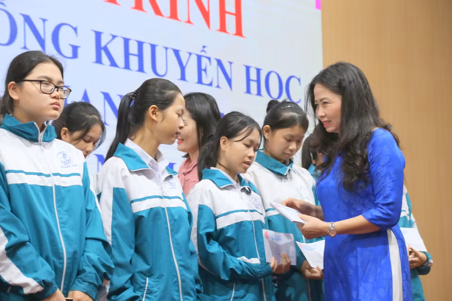 Những suất học bổng ân tình của các nhà hảo tâm động viên học sinh.