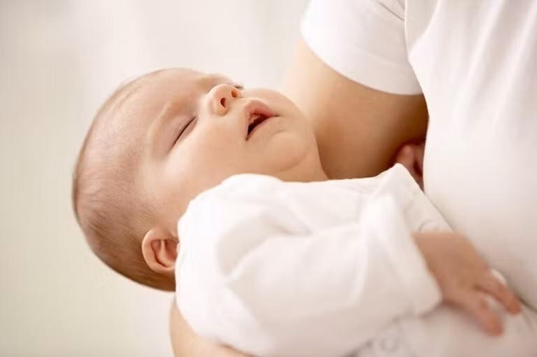 Kê cao đầu bé khi ngủ giúp bé dễ thở hơn