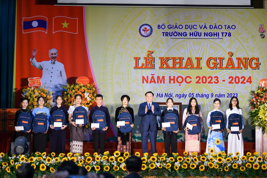 Chủ tịch Quốc hội Vương Đình Huệ tặng quà cho học sinh tiêu biểu của Trường Hữu nghị T78.