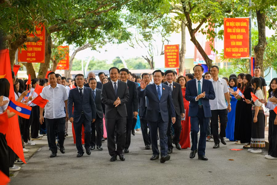 Chủ tịch Quốc hội Vương Đình Huệ và các đại biểu đến tham dự Lễ khai giảng năm học 2023 - 2024 của Trường Hữu nghị T78.