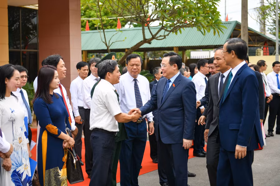 Chủ tịch Quốc hội Vương Đình Huệ trò chuyện thân mật với cán bộ, giáo viên Trường Hữu nghị T78.