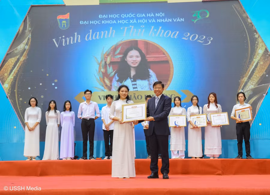 Nhà trường vinh danh các thủ khoa.
