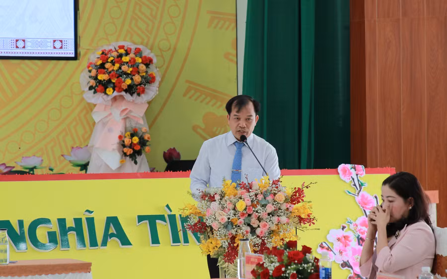 Thầy Hồ Sỹ Quý, Hiệu trưởng Trường TH Quang Trung báo cáo tham luận tại Hội nghị. (Ảnh: TT) Thầy Hồ Sỹ Quý, Hiệu trưởng Trường TH Quang Trung báo cáo tham luận tại Hội nghị. (Ảnh: TT)
