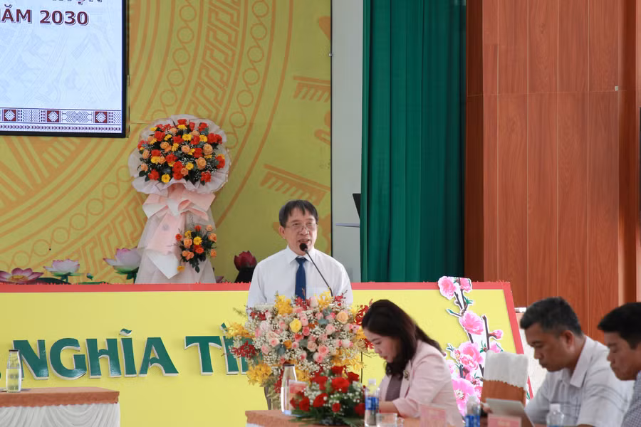 Thầy Huỳnh Tấn Minh, Hiệu trưởng Trường THCS Nguyễn Du tham luận tại Hội nghị. (Ảnh: TT) Thầy Huỳnh Tấn Minh, Hiệu trưởng Trường THCS Nguyễn Du tham luận tại Hội nghị. (Ảnh: TT)
