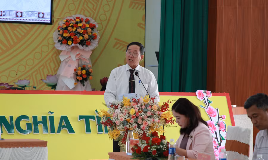 Ông Trần Ngọc Cẩm, Trưởng phòng GD&ĐT thị xã Buôn Hồ, đồng chủ trì Hội nghị báo cáo đề dẫn. (Ảnh: TT) Ông Trần Ngọc Cẩm, Trưởng phòng GD&ĐT thị xã Buôn Hồ, đồng chủ trì Hội nghị báo cáo đề dẫn. (Ảnh: TT)