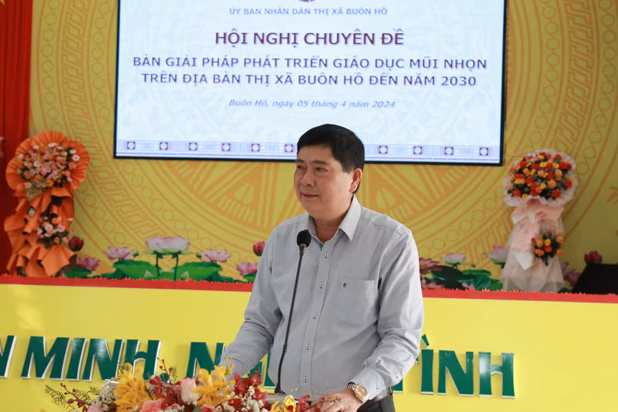 Giám đốc Sở GD&ĐT Phạm Đăng Khoa ghi nhận nỗ lực của ngành GD thị xã Buôn Hồ. (Ảnh: TT) Giám đốc Sở GD&ĐT Phạm Đăng Khoa ghi nhận nỗ lực của ngành GD thị xã Buôn Hồ. (Ảnh: TT)