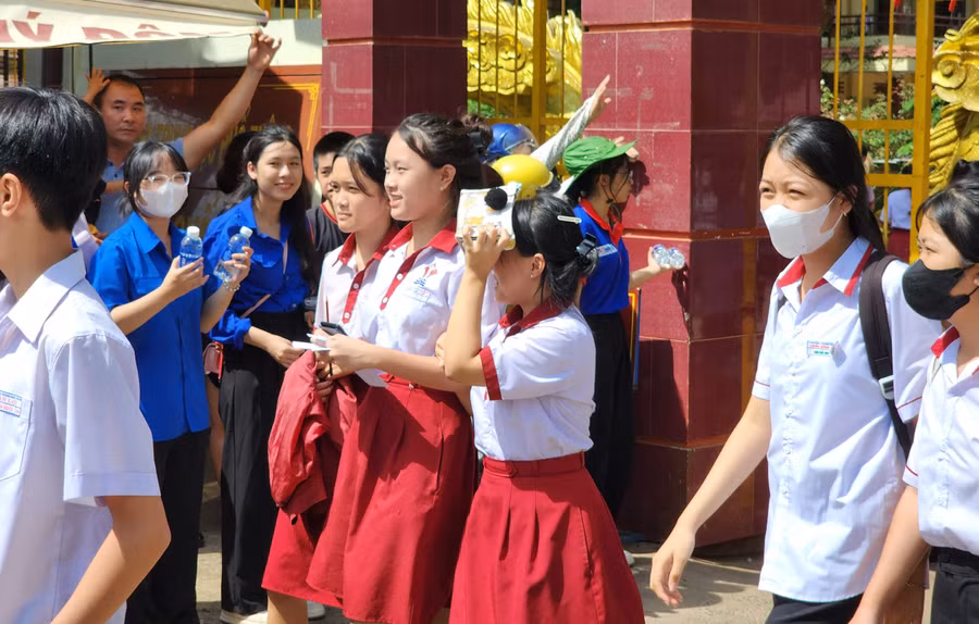 Rạng rỡ rời khỏi điểm thi sau khi hoàn thành bài thi môn Toán. (Ảnh: Thành Tâm) Rạng rỡ rời khỏi điểm thi sau khi hoàn thành bài thi môn Toán. (Ảnh: Thành Tâm)