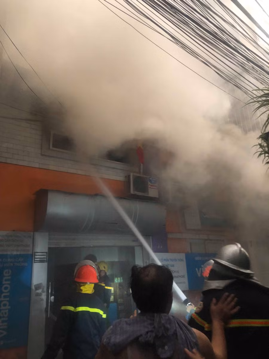 Theo người dân, đây là kho của một văn phòng phẩm.