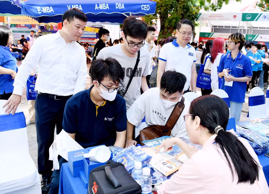 Trường ĐH Kinh tế quốc dân tư vấn tuyển sinh.