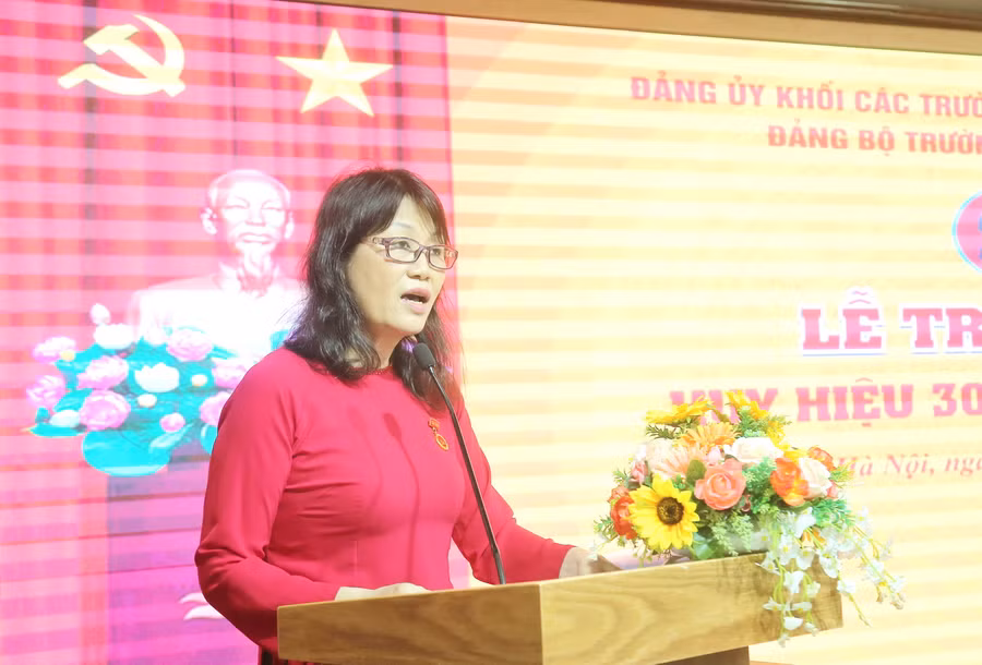 Đồng chí Khổng Thị Uyên phát biểu tại buổi lễ