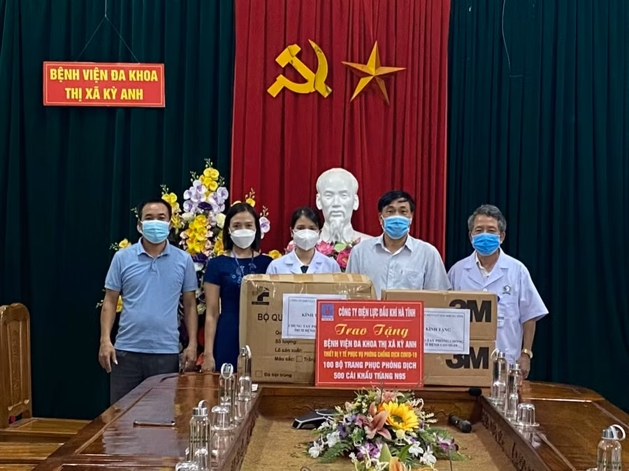 Đại diện Công ty Điện lực Dầu khí Hà Tĩnh trao tặng trang thiết bị y tế cho Bệnh viện Đa khoa thị xã Kỳ Anh