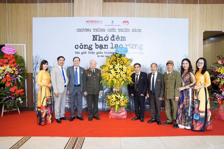 Khách mời chia vui trong ngày ra mắt cuốn sách