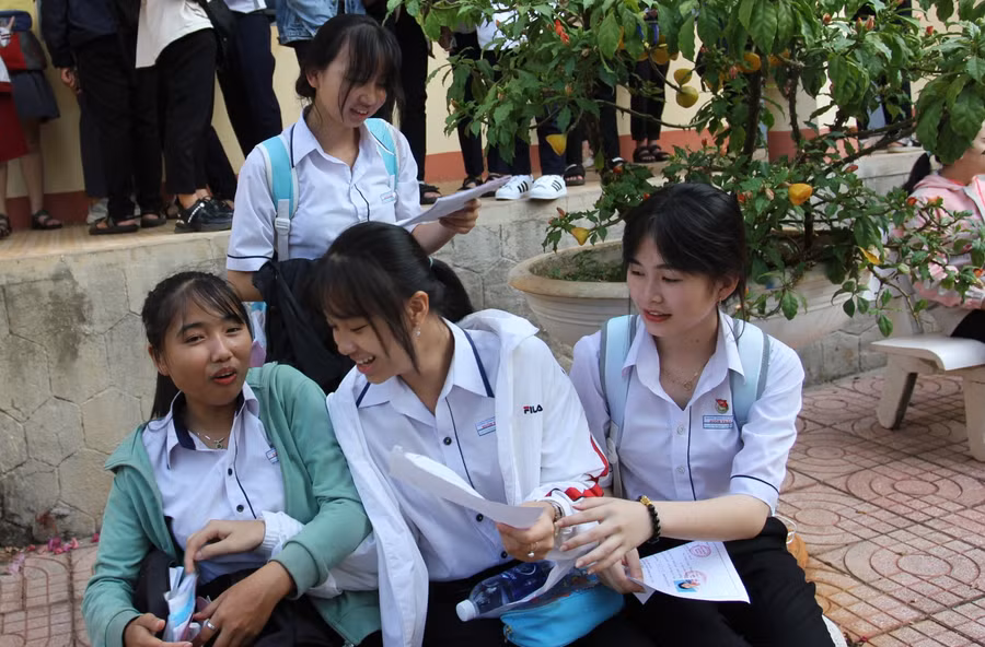 Các thí sinh tranh thủ trao đổi bài trước khi bước vào phòng thi