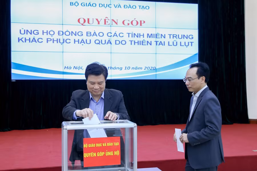 Các Thứ trưởng quyên góp ủng hộ đồng bào miền Trung.