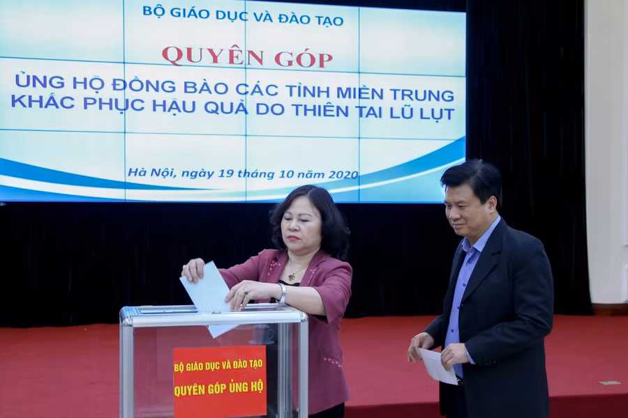 Các Thứ trưởng quyên góp ủng hộ đồng bào miền Trung.