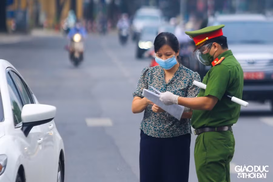 Trước đó, UBND TP.Hà Nội có chỉ đạo về việc cấp và sử dụng giấy đi đường trong thời gian giãn cách xã hội.