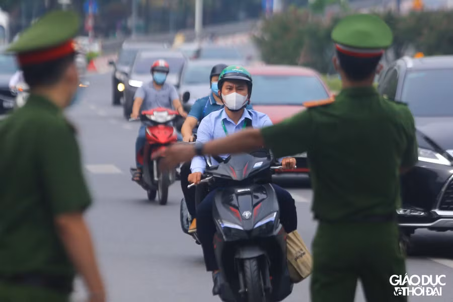 Do thông báo của Thành phố được ban hành tối ngày cuối tuần nên nhiều người dân không xin cấp văn bản phân công nhiệm vụ của cơ quan, đơn vị được ngay. Do đó, sáng nay lực lượng chức năng chỉ kiểm soát giấy đi đường và giấy tờ tuỳ thân.