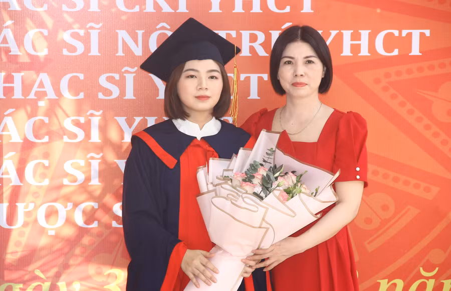 Chia vui với người thân.