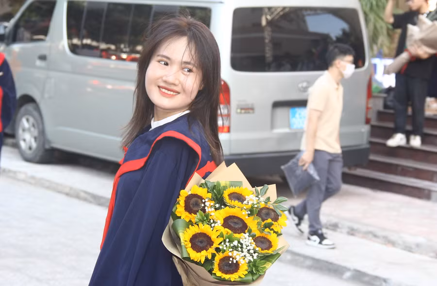 Nụ cười "tỏa nắng" của tân bác sĩ.