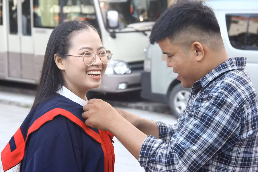 Hạnh phúc khi cùng người thân chuẩn bị lễ phục để nhận bằng tốt nghiệp.