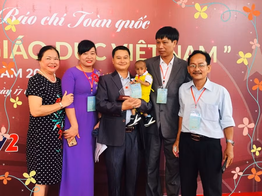 Nhà báo Nguyễn Văn Ba bế trên tay bé Đinh Văn K’Rể nhân vật chính trong tác phẩm Thầy Cương – được Huy chương Bạc Liên hoan phát thanh truyền hình toàn quốc