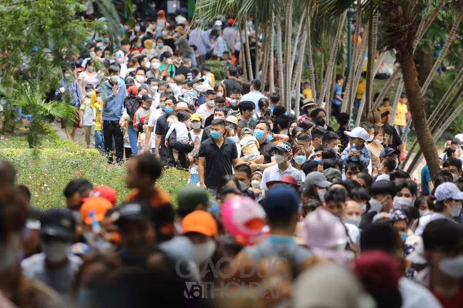 Nhiều điểm vui chơi ở Hà Nội "đông nghẹt" người, quá tải trong ngày 1/5 ảnh 2