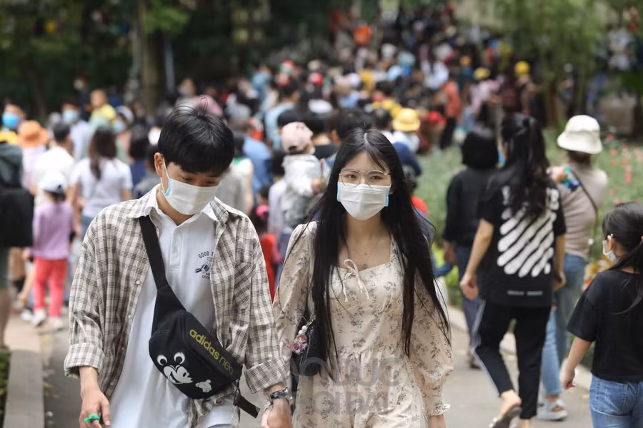 Nhiều điểm vui chơi ở Hà Nội "đông nghẹt" người, quá tải trong ngày 1/5 ảnh 5