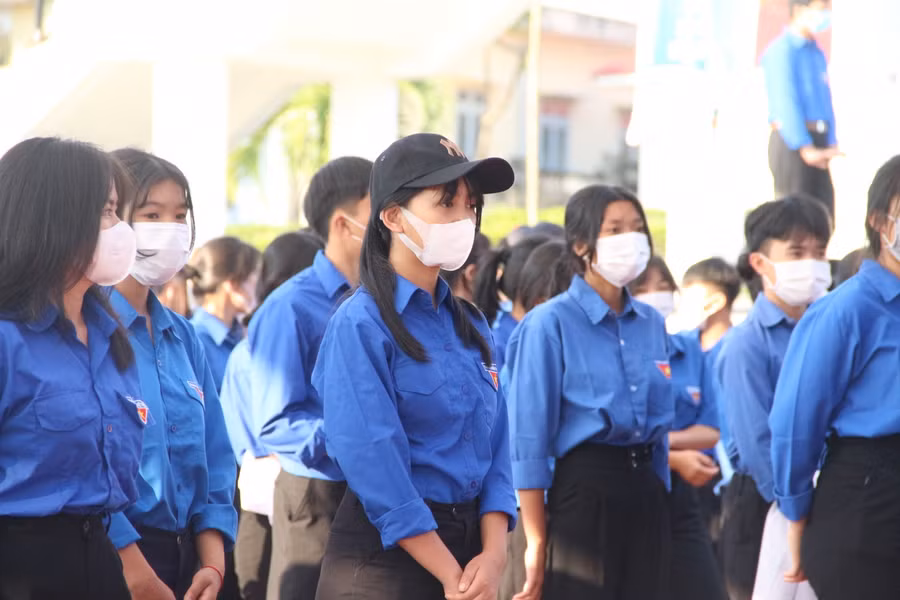 Hàng trăm cán bộ, đoàn viên thanh niên trên địa bàn tỉnh Kon Tum tham dự chương trình.