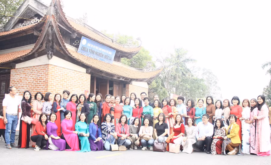 Đoàn chụp ảnh lưu niệm tại Chùa Vĩnh Nghiêm (Yên Dũng, Bắc Giang).