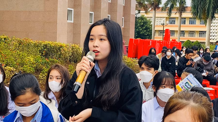 Em Yến Nhi (THPT Việt Đức) quan tâm đến chỉ tiêu dành cho nữ của các trường khối Quân đội, Công an.