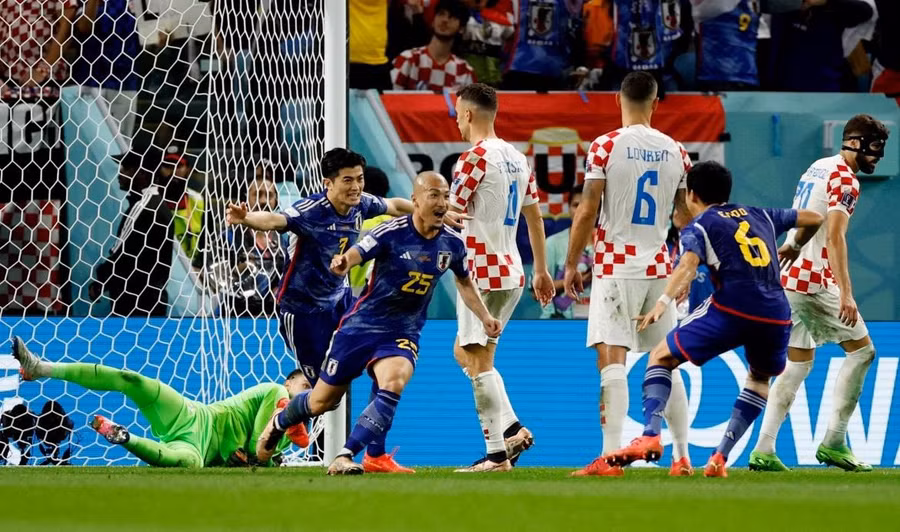 Daizen Maeda ăn mừng bàn thắng mở tỷ số cho Nhật Bản. Ảnh: John Sibley/Reuters.