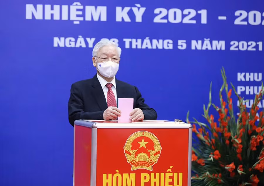 Tổng Bí thư Nguyễn Phú Trọng thực hiện quyền công dân tại khu vực bỏ phiếu số 4, phường Nguyễn Du, quận Hai Bà Trưng, thành phố Hà Nội. Ảnh: VGP