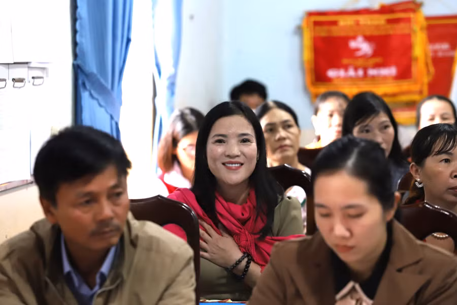 Cô Trâm (hàng thứ 2) tại buổi xin lỗi của UBND huyện Ea Hleo. (Ảnh: TT)