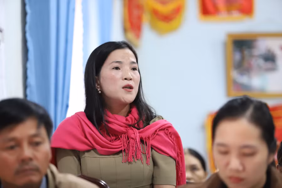 Cô Đỗ Thị Như Trâm phát biểu tại buổi công khai xin lỗi của UBND huyện Ea Hleo. (Ảnh: TT)