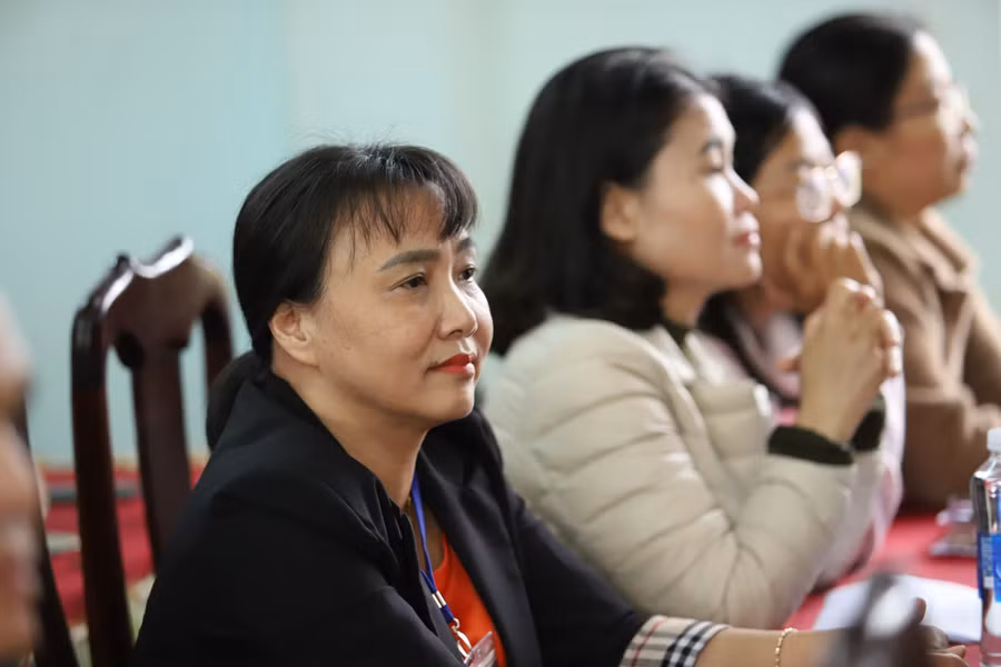 Cô Phạm Thị Thanh Tuyết (ngoài cùng bên trái) tại buổi công khai xin lỗi của UBND huyện Ea Hleo. (Ảnh: TT)