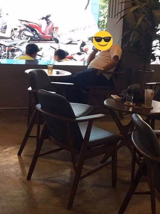 Người đàn ông mang theo chai nước 1,5l đến quán cà phê uống, ngồi từ sáng đến tối mới chịu về
